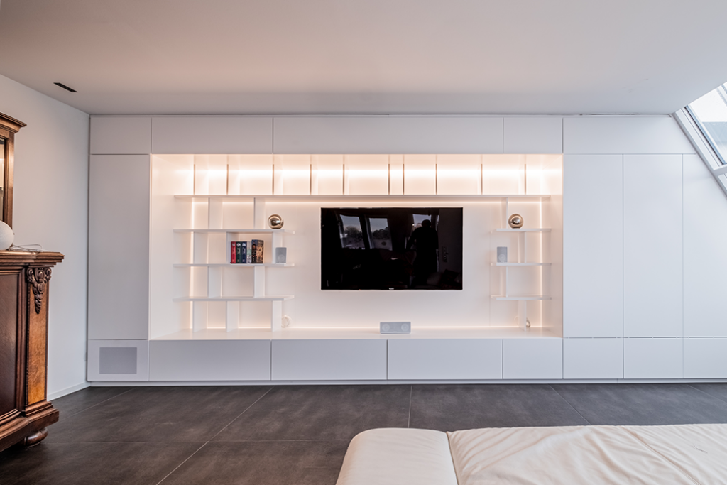 Wohnzimmer – Einbauschrank mit Beleuchtung und Raum für Hifi- und TV-Entertainment