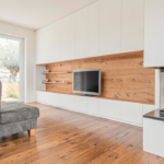 Wohnzimmer: Einbauschrank mit Nische aus Eiche
