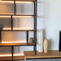 Regal-Sideboard-Kombination aus Eiche und Stahl mit LED-Beleuchtung