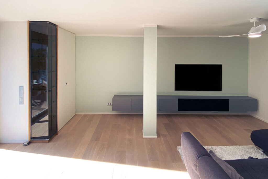 HiFi- und TV-Sideboard im Wohnzimmer mit geheimem Home Office Schrank mit Vitrine links.